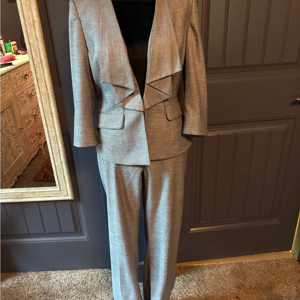 Black House White market hounds, tooth suit